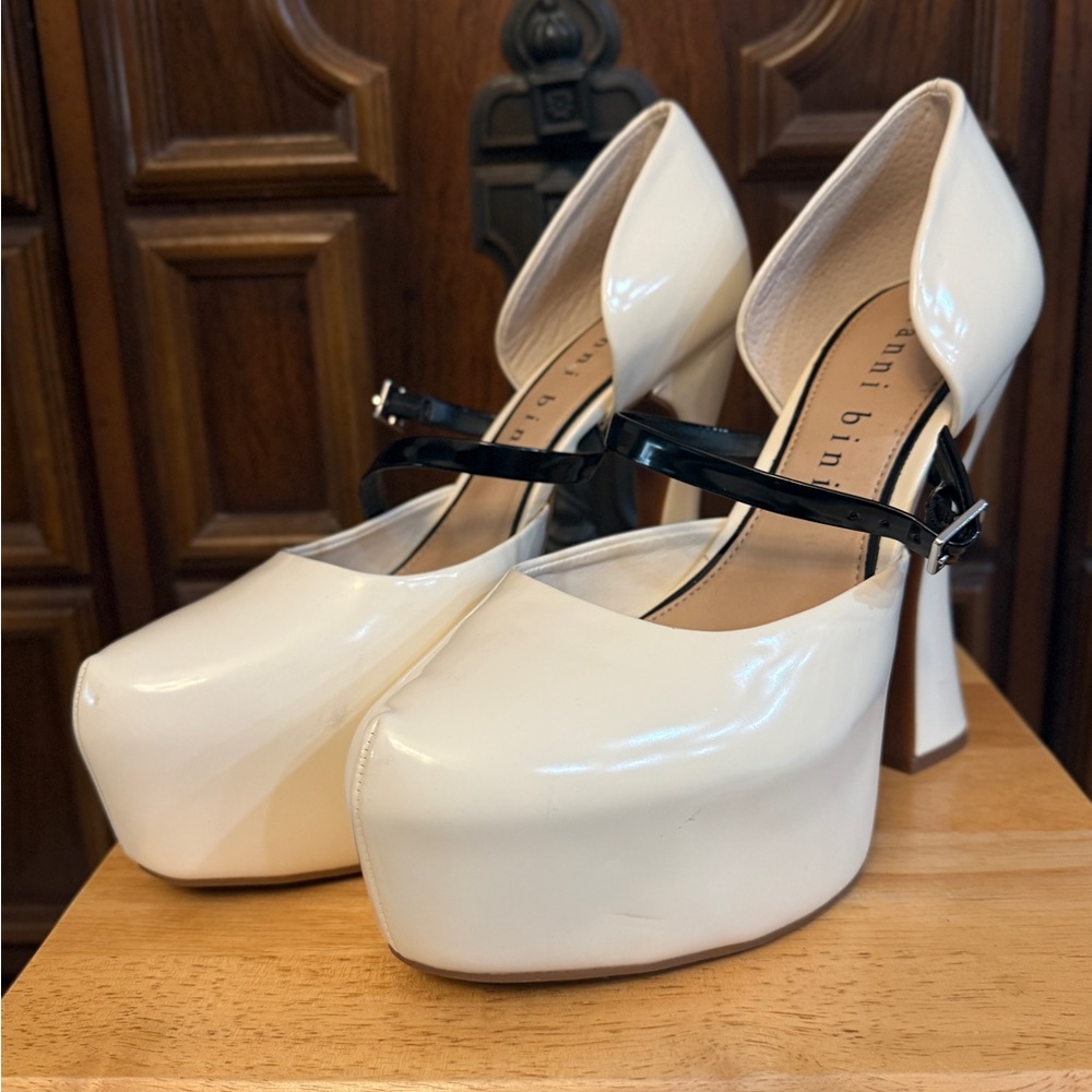 Giani Bernini Cream and Black‎ Platform Heels